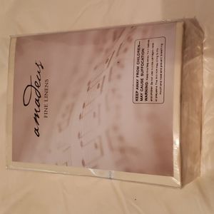 NWOT 500 threadcount King sheet bedset.